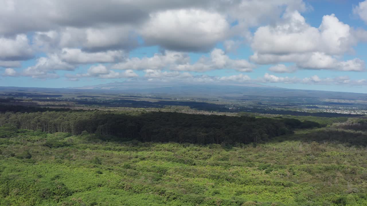 하와이 큰 섬의 구름으로 가려진 정상과 함께 마우나 케아 화산의 넓은 상승 샷