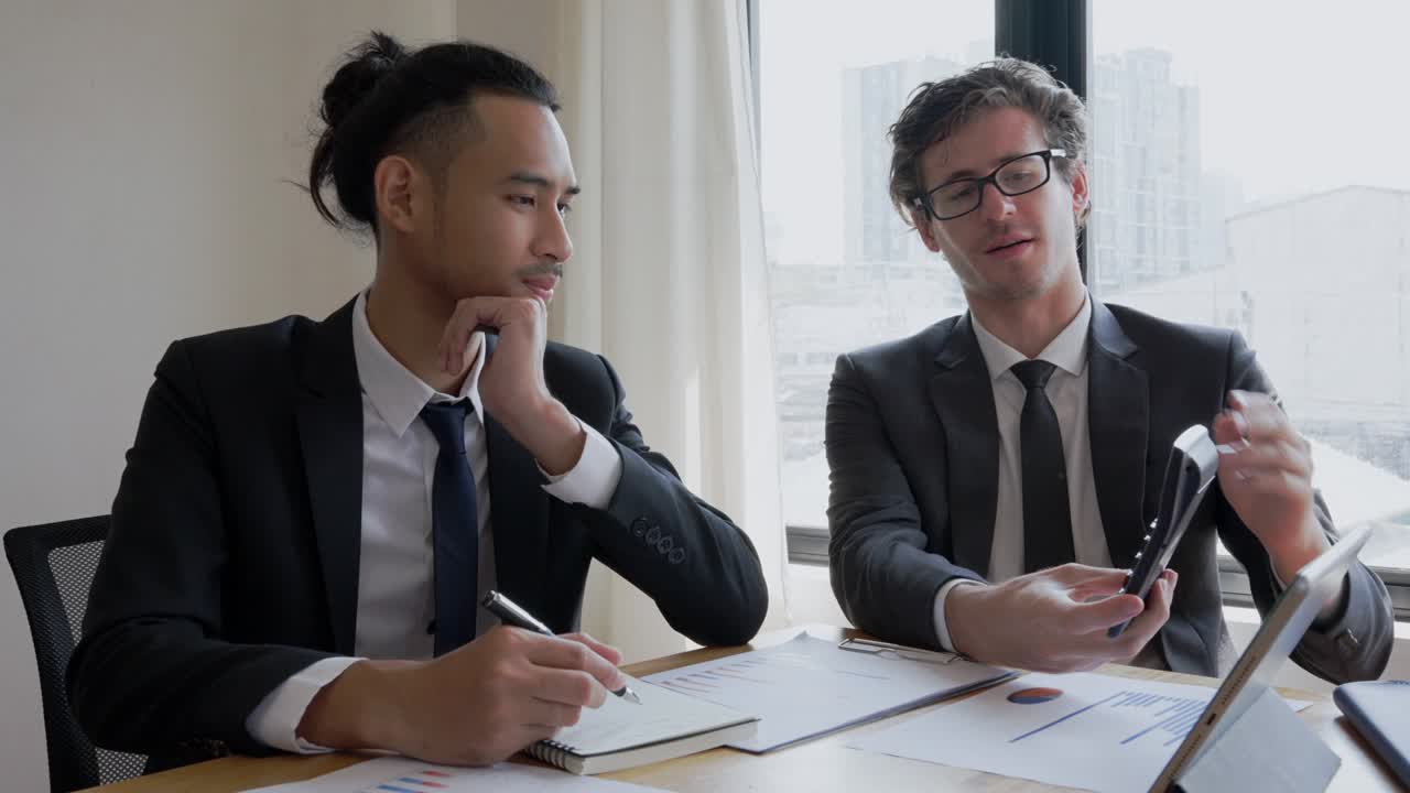 사업가와 팀은 비즈니스의 수익을 그래프로 나타내고, 결과를 보여 주고, 아이디어를 공유합니다.