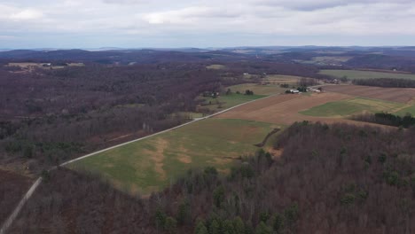 Vista-Aérea-Del-Vasto-Paisaje-De-Campo-En-Roma,-Pennsylvania-En-Otoño---Disparo-De-Drones