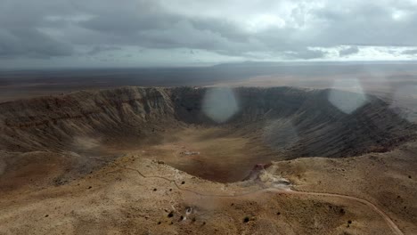 4k aerial meteor crater lub barringer crater w arizonie, usa