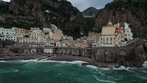 Pintoresca-Ciudad-Costera-De-Spiaggia-Di-Atrani-En-La-Costa-De-Amalfi,-Italia,-Antena