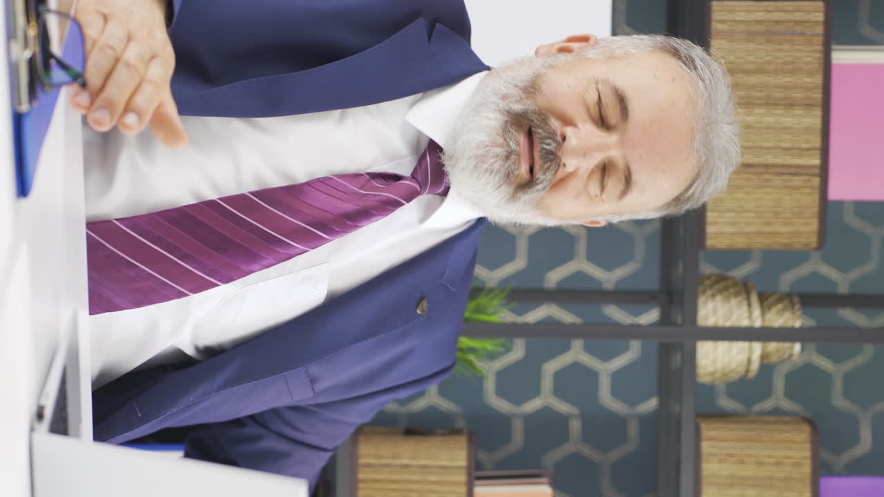 ⁇ 은 사업가가 일을 끝내고 휴식을 취하는 수직 비디오.