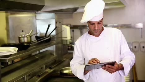 chef guapo usando una tableta