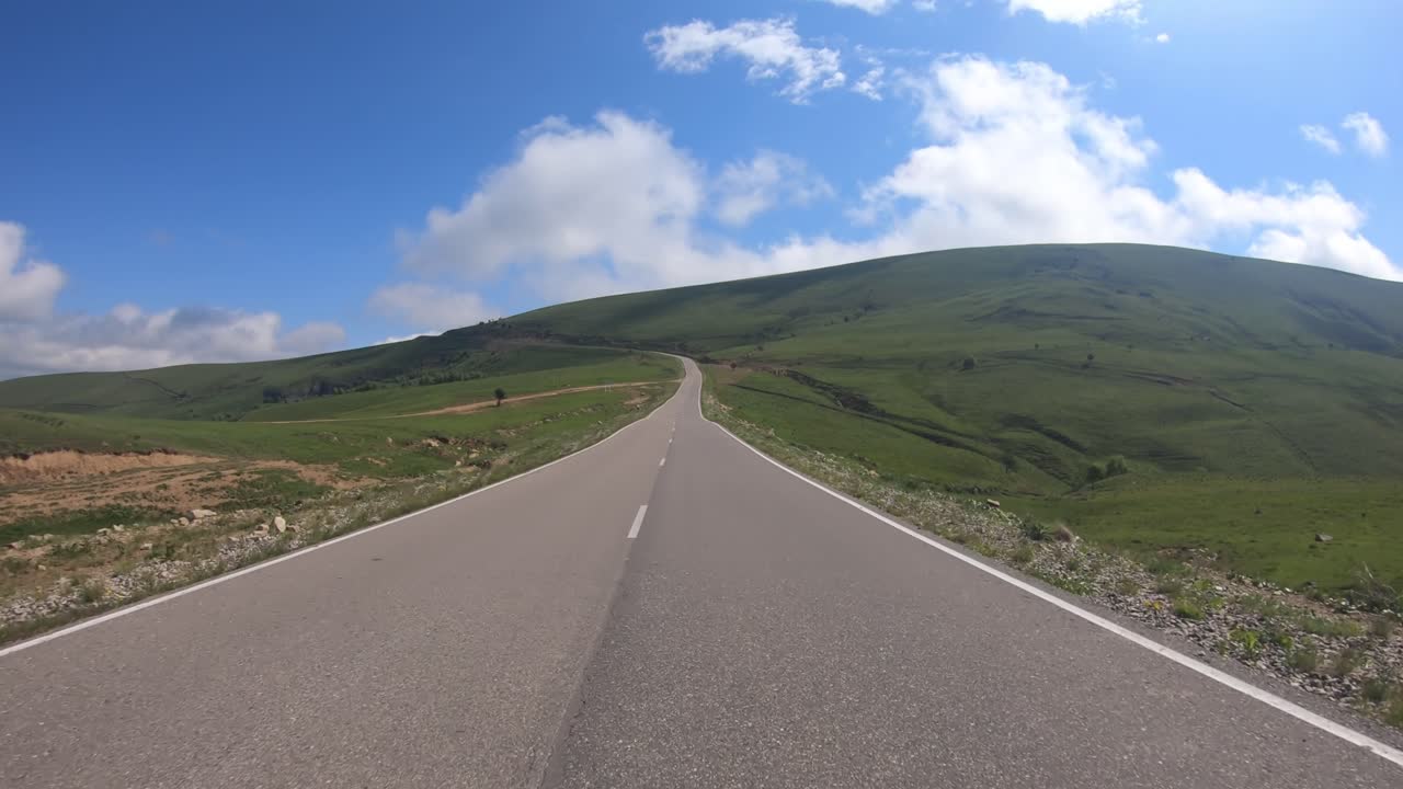 도로 에서 자동차 를 운전 하는 관점