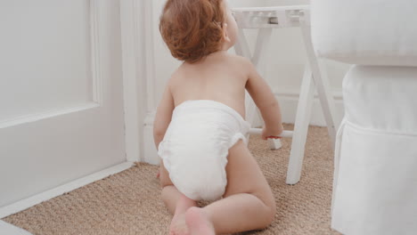 niño lindo en casa explorando con curiosidad niño pequeño feliz aprendiendo divirtiéndose disfrutando de la infancia 4k