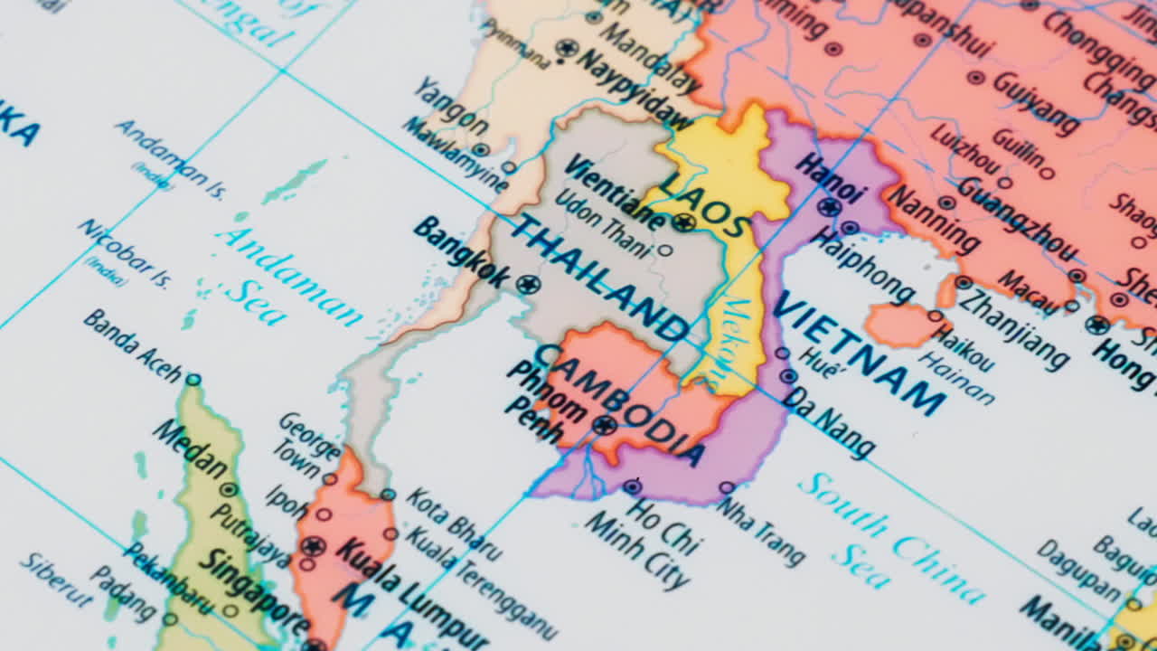 세계 지도 에 태국 이라는 단어 와 그 수도 의 상세 한 이름 이 그려져 있는 나라 의 클로즈업