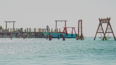 Zeitrafferaufnahme-Eines-Tropischen-Strandes-An-Einem-Sonnigen-Tag