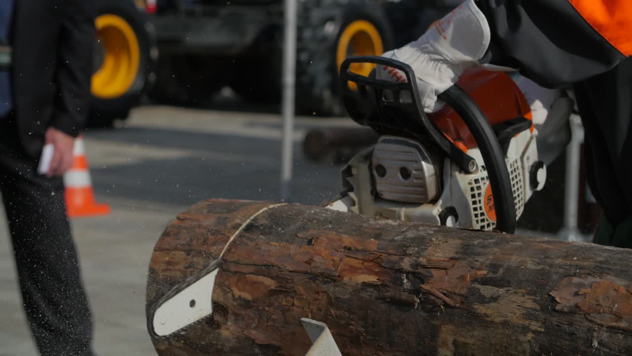 бензопила, разрезающая бревно