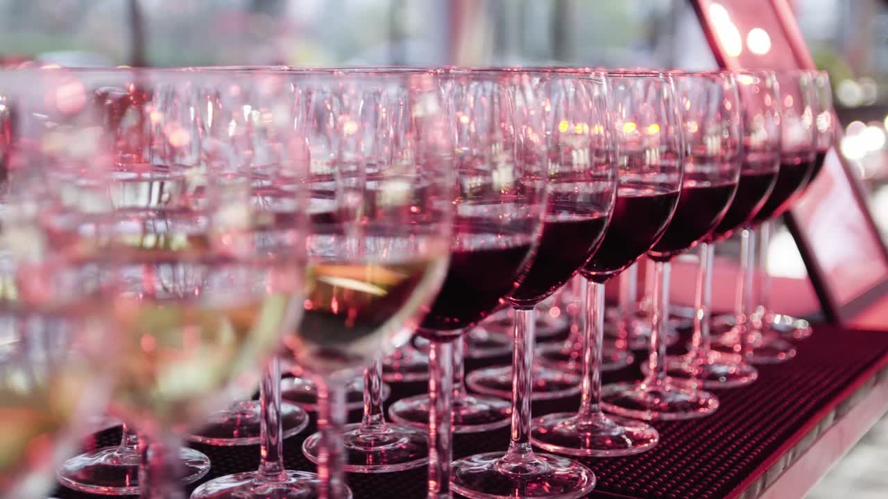 현대적이고 고급스러운 이벤트 또는 4k의 결혼식에서 줄지어있는 와인 글래스