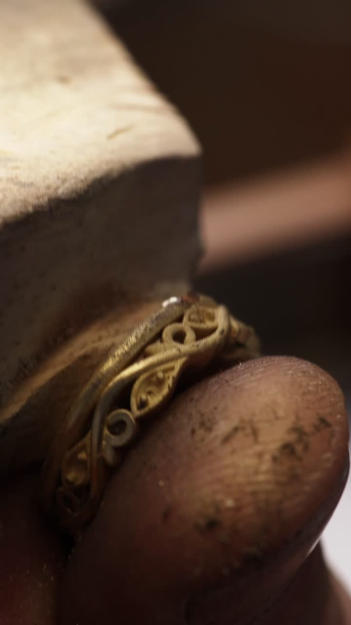 Joalheiro Artesão Moldando um Anel de Ouro Detalhado à Mão