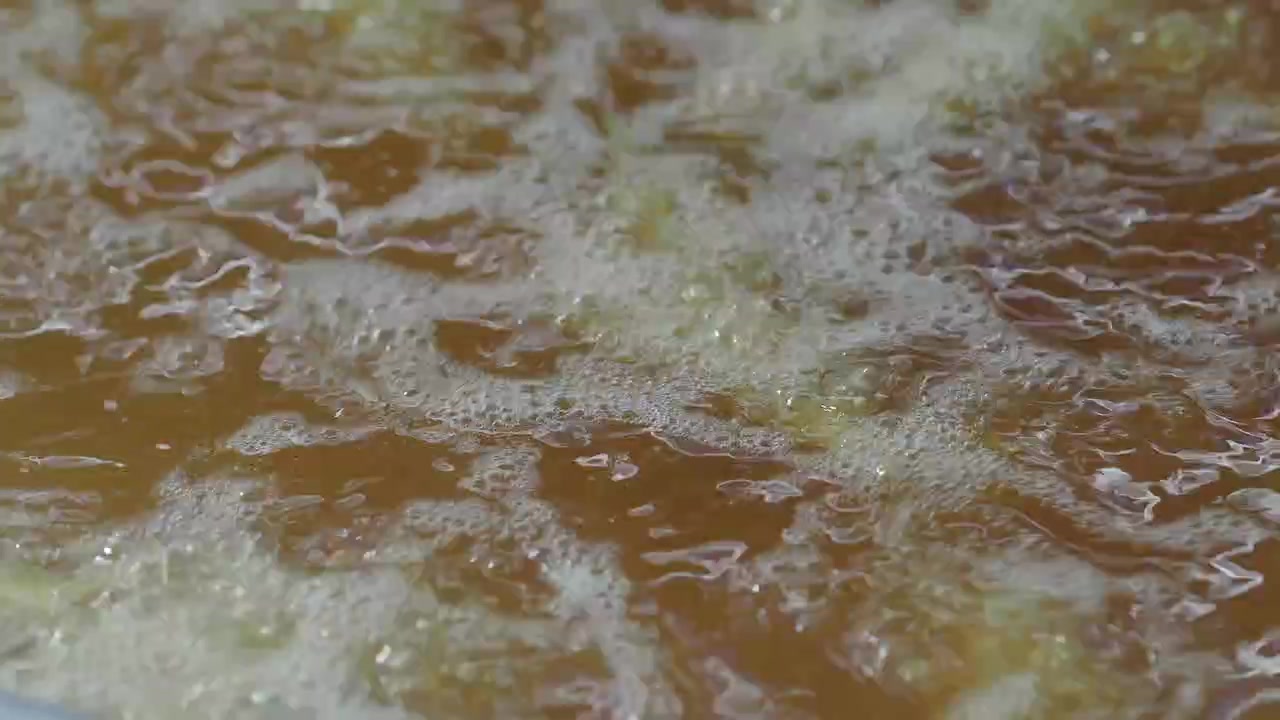 熱い油で揚げている食べ物のクローズアップ