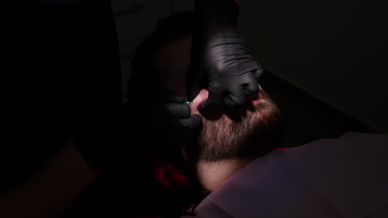 Operatore sanitario che somministra anestesia dentale al paziente.