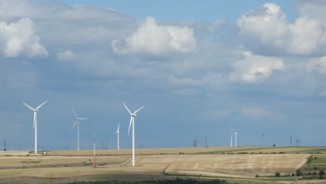 turbinas eólicas en movimiento en un parque eólico en el área de campo, tiro ancho estático 4k
