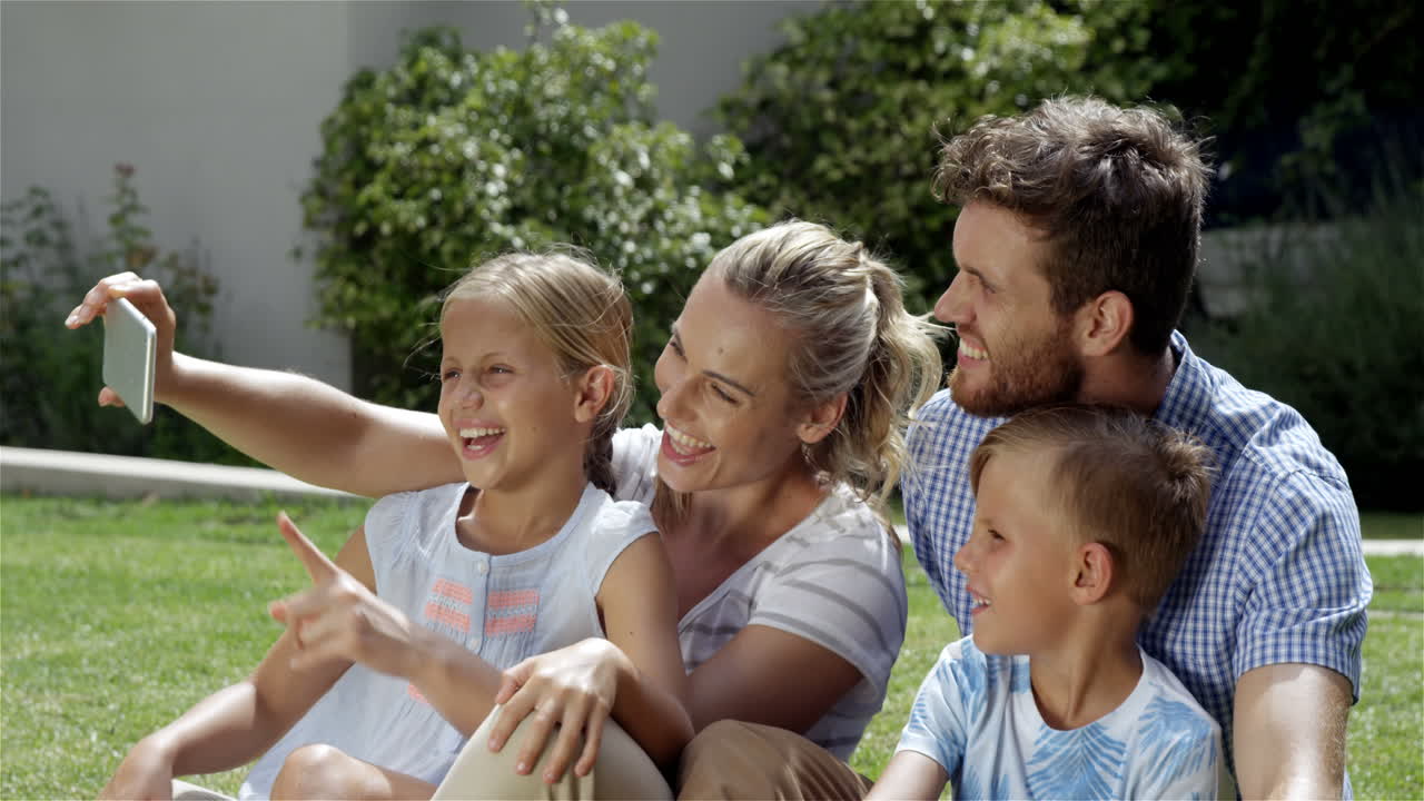 Famiglia di quattro persone che si scatta un selfie