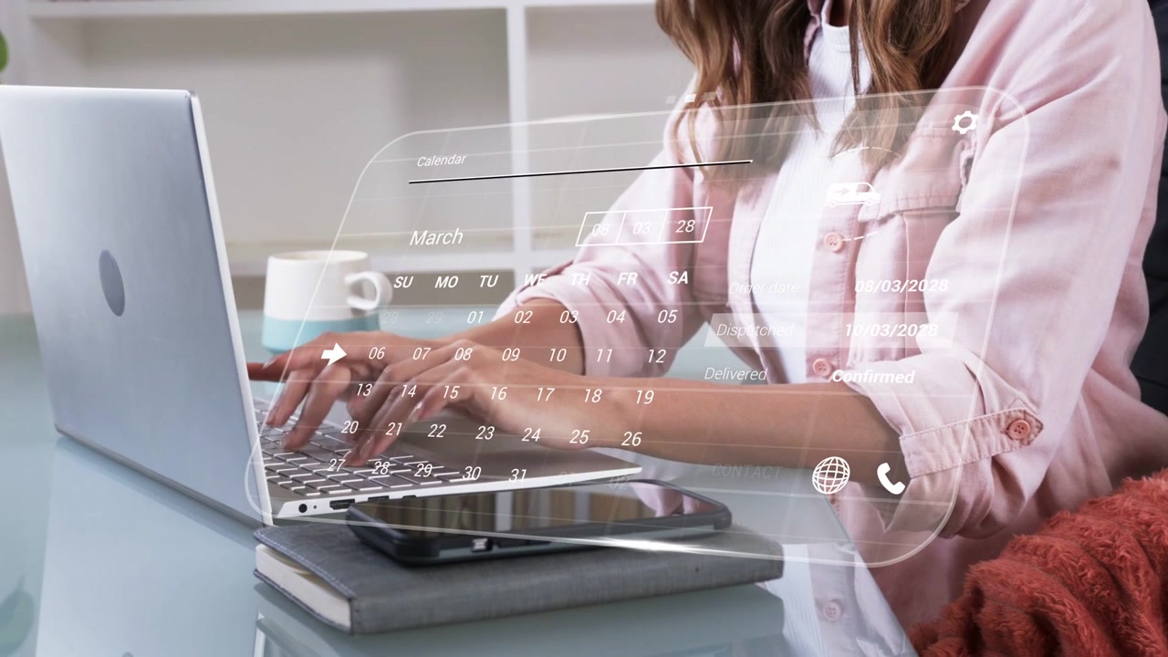 Donna di mezza età che digita su un laptop, con un HUD che appare all'inizio e mostra un calendario per la pianificazione aziendale.
