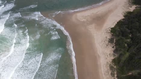 Las-Olas-Del-Océano-Se-Lavan-En-La-Orilla-Arenosa-De-La-Playa-De-Sawtell---Mirador-De-La-Punta-De-Bonville-En-Sawtell,-Nueva-Gales-Del-Sur,-Australia