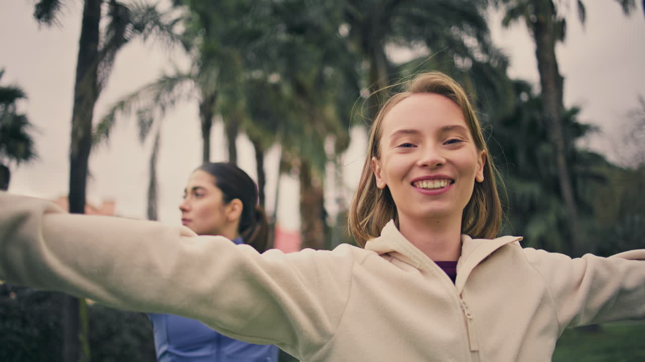 행복한 여성 요가 훈련 자연 근접. 아사나를 연습하는 손을 들어주는 여인