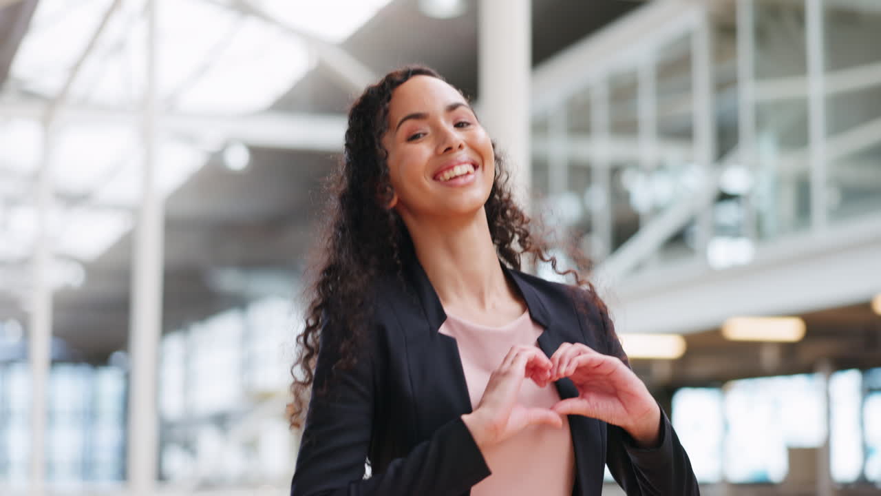 mujer de negocios, sonrisa y caminando con emoji de corazón