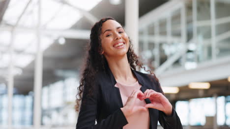 Mujer-De-Negocios,-Sonrisa-Y-Caminando-Con-Emoji-De-Corazón.