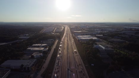 Toma-Aérea-De-Una-Autopista-De-3-Carriles-Y-1-Vía