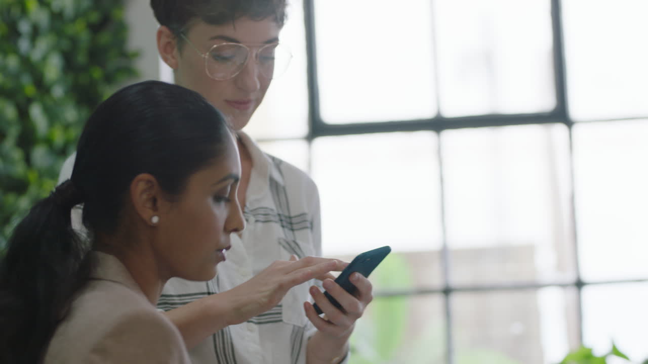 젊은 비즈니스 팀 브레인스토밍 소프트웨어 개발자 모바일 애플리케이션을 설계하는 똑똑한 여성 태블릿 컴퓨터를 사용하여 커뮤니케이션 앱에 대한 창의적인 아이디어를 공유하는 현대 사무실에서 팀워크