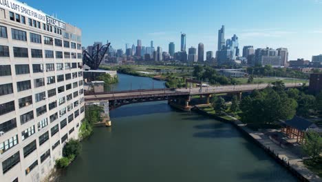 Toma-Reveladora-Del-Horizonte-De-Chicago-Y-El-Puente-De-La-Calle-18-Pasando-Por-El-Edificio-Junto-Al-Río.