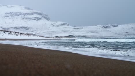 Olas-Tormentosas-De-Invierno,-Nevando-Y-Fuertes-Vientos-En-La-Playa-De-Noruega-Ervik,-Vestkapp