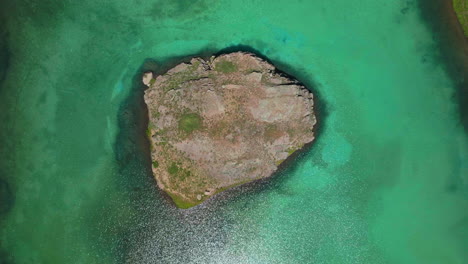 épico-Mirando-Hacia-Abajo-Isla-Hielo-Lago-Cuenca-Cinematográfico-Aéreo-Dron-Alta-Elevación-Soñador-Celestial-Silverton-Irreal-Caribe-Agua-Azul-Silverton-Colorado-Lozano-Verde-Verano-Montañas-Rocosas-Arriba-Movimiento