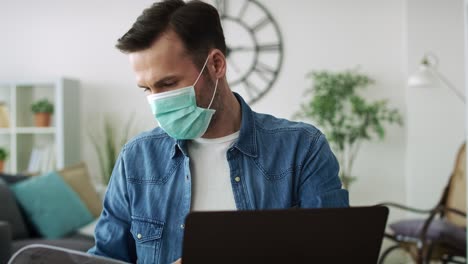 freelancer ocupado trabajando durante la cuarentena en casa