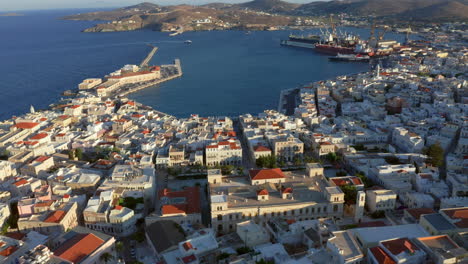 aéreo: foto panorámica lenta del puerto de la isla de siros durante la puesta de sol