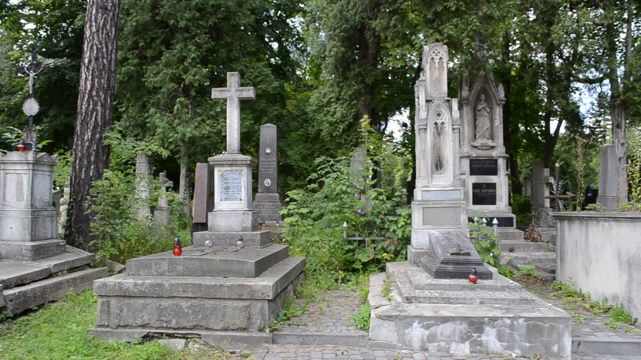 Hroby na hřbitově. Lvov, Ukrajina. Lychakovský hřbitov, historická a pamětní památková rezervace (od roku 1991) ve Lvově v historické čtvrti Lychakov, jeden z nejstarších hřbitovů Ukrajiny.