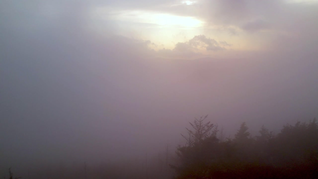 안개, 애팔래치아 산맥 및 블루 릿지 산맥을 통한 공중 푸시