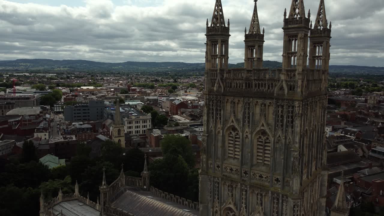 Luftfoto af en katedral og et bybillede