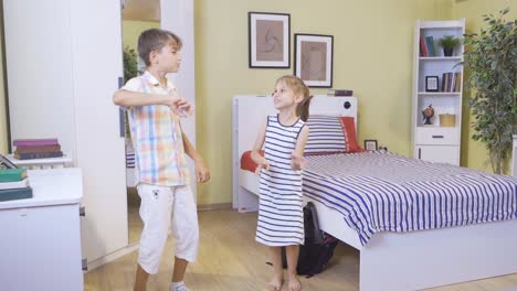 los niños están bailando y divirtiéndose en la habitación.