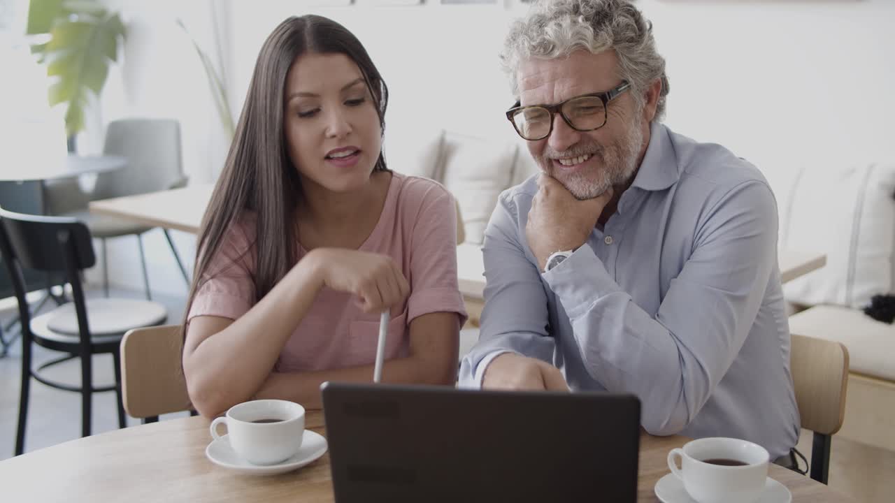 secretaria morena discutiendo algo con el jefe senior