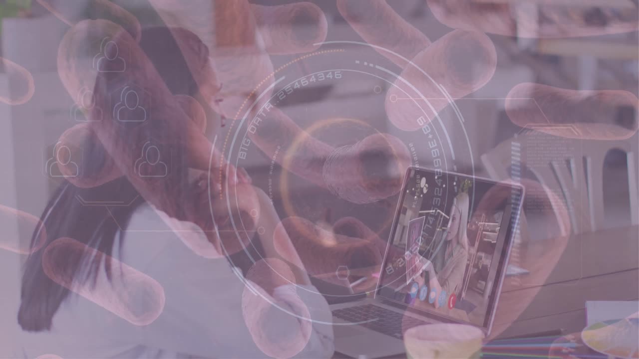 라운드 스캐너와 혈관에 대한 여성은 노트북에서 여성 동료와 비디오 통화를하고 있습니다.