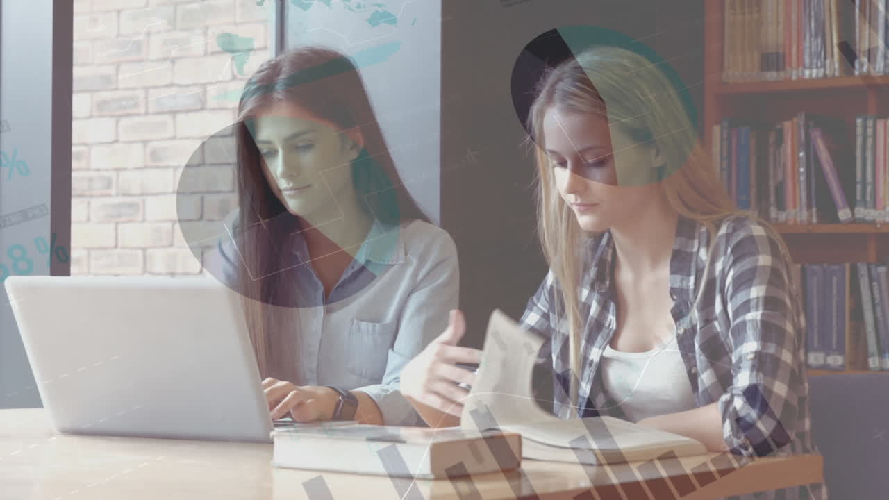 animación del procesamiento de datos digitales sobre estudiantes femeninas que usan computadoras portátiles y estudian
