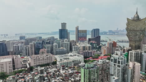 una vista de una ciudad desde un edificio alto