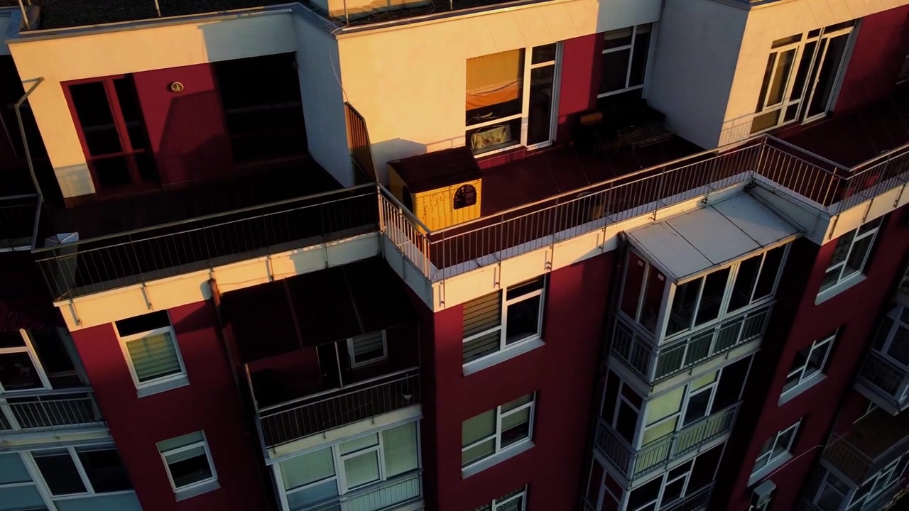 Luftfoto af en drone, der flyver over boligbygningen.