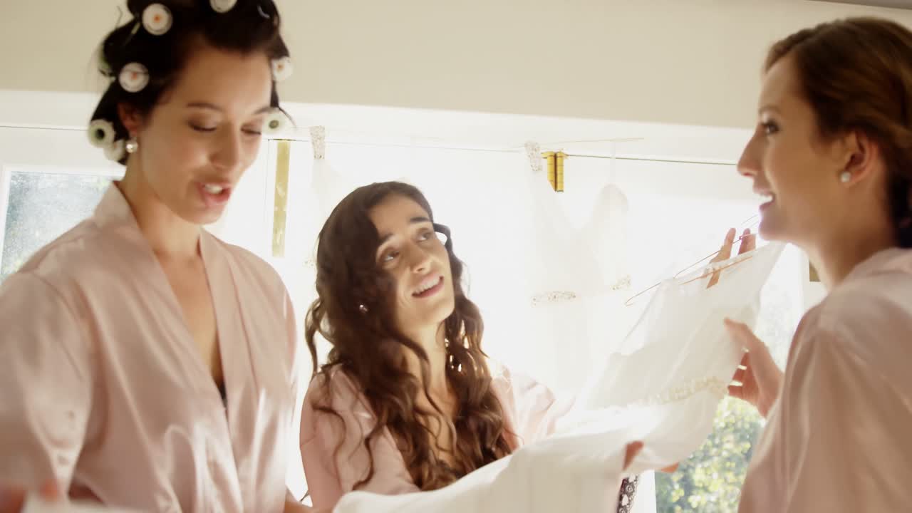 웨딩 드레스를 입은 신부녀들 결혼 드레스에 대해 행복한 4k 4k