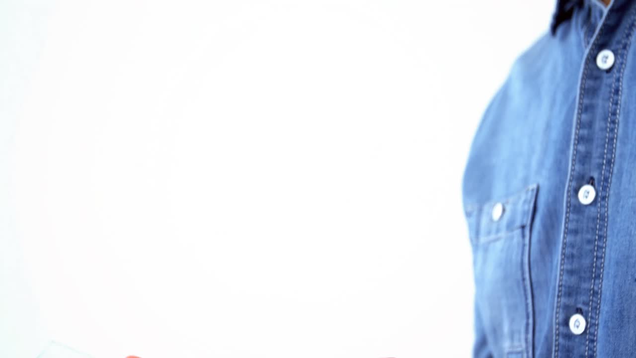 hombre fingiendo usar teléfono móvil