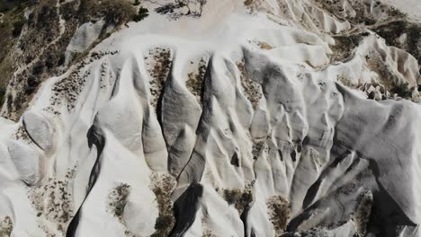 vuelo de mavic air cerca de una colina blanca cerca de goreme que muestra detalles y sombras sorprendentes - kapadokya
