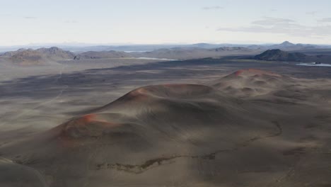 Terreno-árido-Desértico-Que-Rodea-Cráteres-Volcánicos-En-Las-Tierras-Altas-De-Islandia.