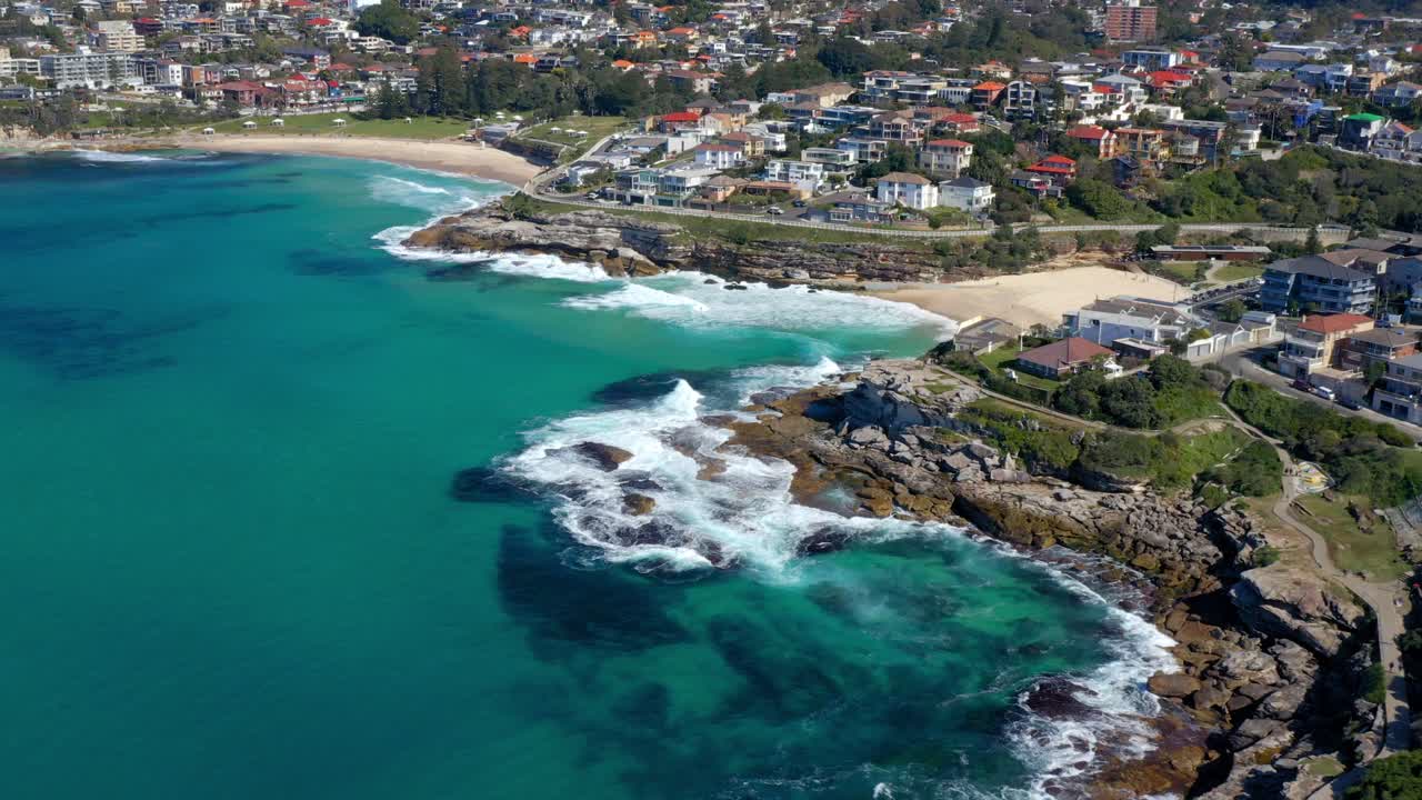 여름에 타마라마와 브론테 해변에서 부서지는 파도의 공중 전망과 호주 뉴사우스웨일즈 시드니의 해안 교외 지역