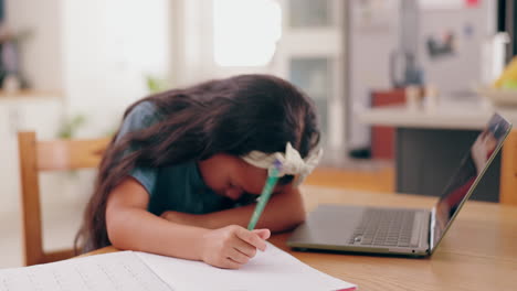niña haciendo la tarea en casa.