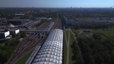 Dramatischer-Flug-Von-Oben-Aus-Der-Luft,-Bahnhof,-Stadt,-Stadt,-München,-Deutschland,-Bayerische-U-Bahn,-Sommer-Sonniger-Blauer-Himmel-Tag-23