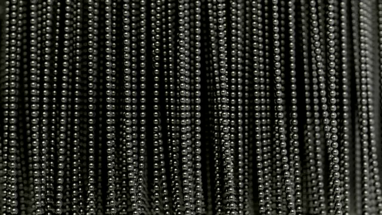 에 매달린 금속 공으로 만든 커튼 벽은 이상적인 배경을 만니다.