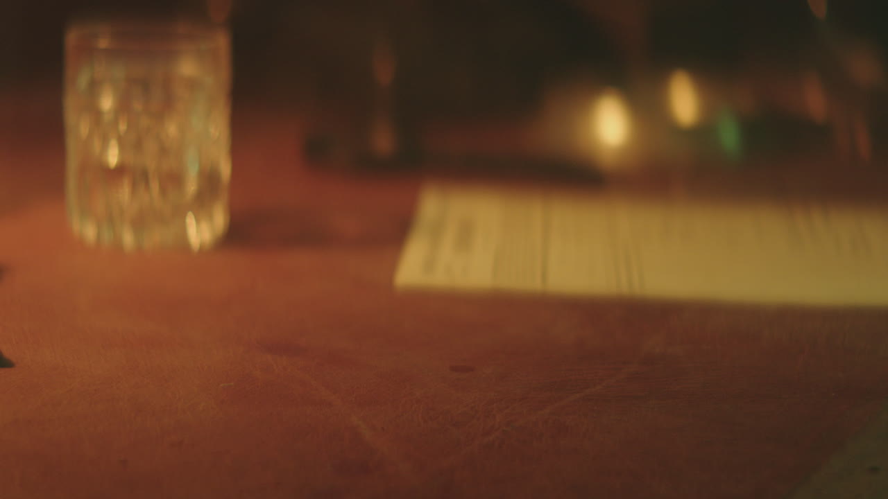 음료와 문서와 함께 야간 레스토랑 장면