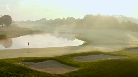 Gleiten-Sie-Vorbei-An-Fahnenmasten,-Wasserhindernissen,-Sandfallen,-Nebel-Und-Frost-Im-Wunderschönen-Morgenlicht-Des-Sonnenaufgangs