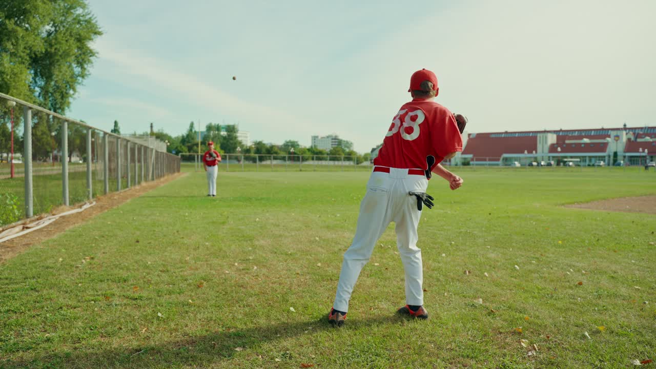 Un giovane giocatore di baseball sul campo